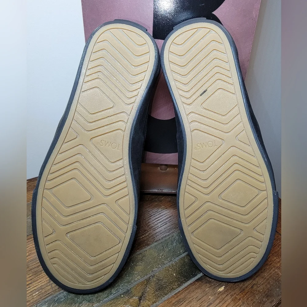 Toms like new